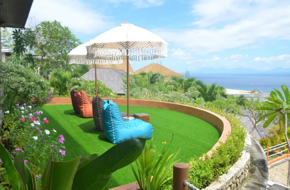 The terrace and sea view at J Resto Lembongan